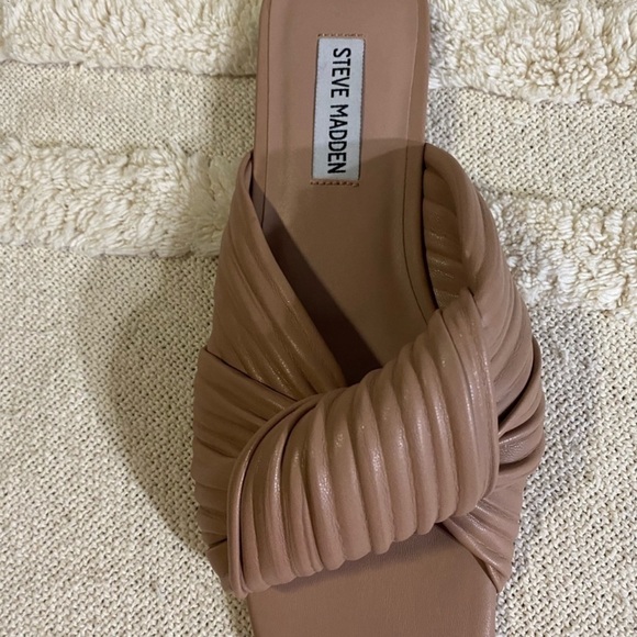 Steve Madden Mentor Slide Square Shape
Sandals - Picture 4 of 7